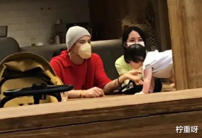 柠重呀|向佐夫妇就餐被偶遇，Cora颜值超高萌翻众人，向佐看女儿满脸宠溺