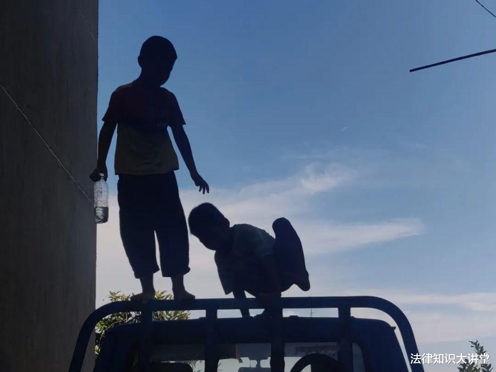 法律知识大讲堂 12岁男童被亲生父母虐待，惨死家中，被告一审获刑6年