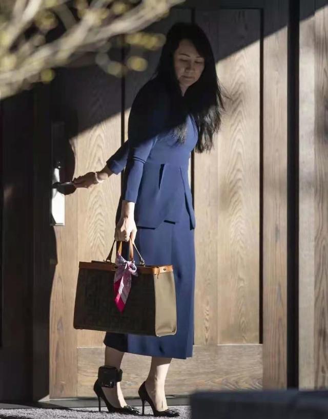 孟晚舟|49岁孟晚舟素颜亮相，穿职业西装裙身材消瘦，频繁出庭满是疲惫感