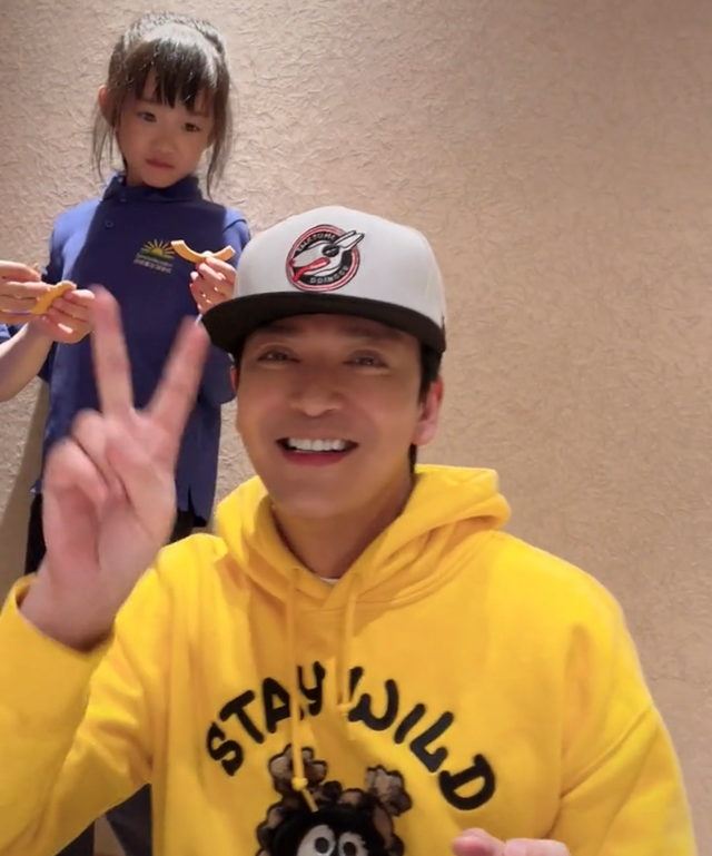 陈晓东|46岁陈晓东享受亲子时光，宽大双眼皮太瞩目，俩女儿瓜子脸颜值高