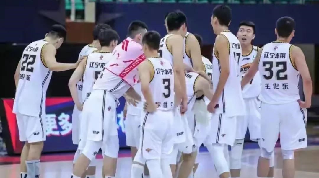 小翔很忙|郭艾伦三节打卡下班暴砍26分，高诗岩5分钟得10分，无奈球队落败