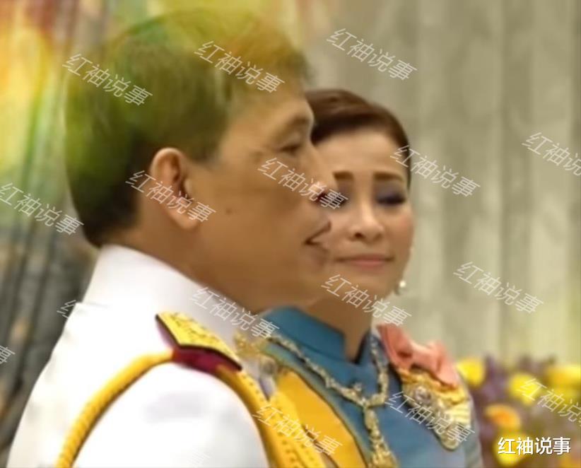 诗妮娜|泰王一碗水端平了！连夜修改诗妮娜庆生海报，将苏提达P进中间