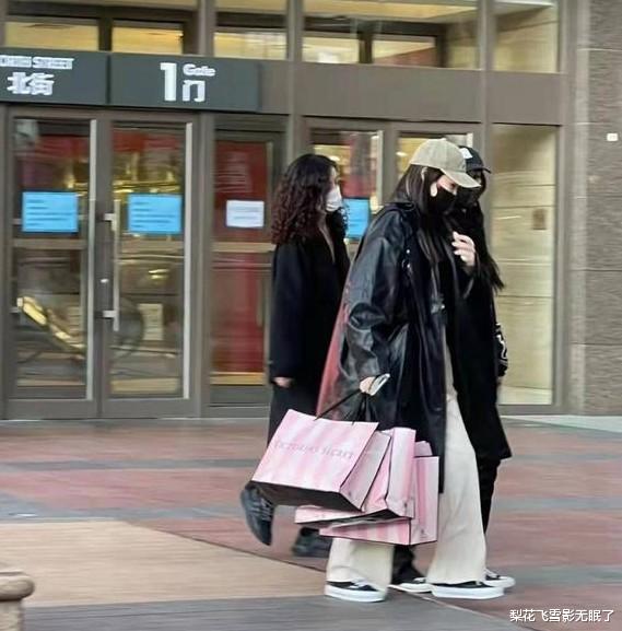 杨幂|杨幂买打折内衣被偶遇，抛下明星包袱认真在身上比划，可爱接地气