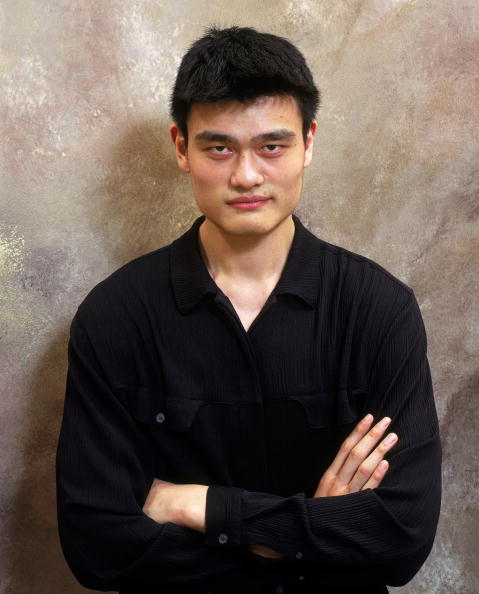 姚明|姚明近照,身材严重发福,他38岁的妻子,宛如少女显得韵味十足