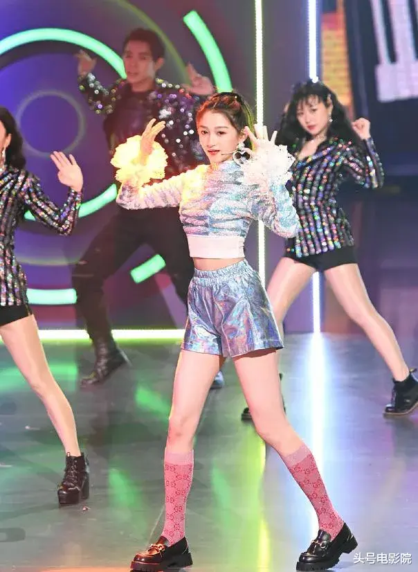 关晓彤|3.8分！姜文胡军出演，陪衬关晓彤，这烂片堪比鹿晗《上海堡垒》