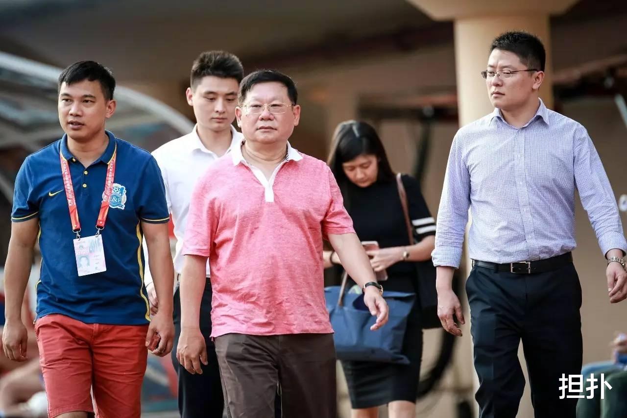 杨国强|先拿100亿投资万达，再拿100亿收购富力物业，手上还有1800亿现金