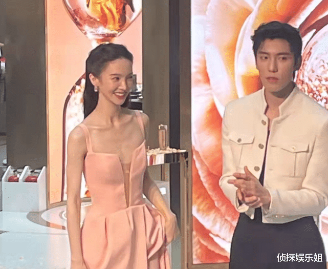 金晨|真纸片人！金晨现身活动排骨胸全程抢镜，网友齐呼：瘦得可怕