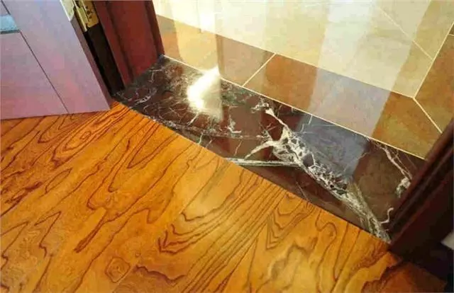 卫生间万万不要装门槛石了，有钱人都流行这样做，既美观又防水！