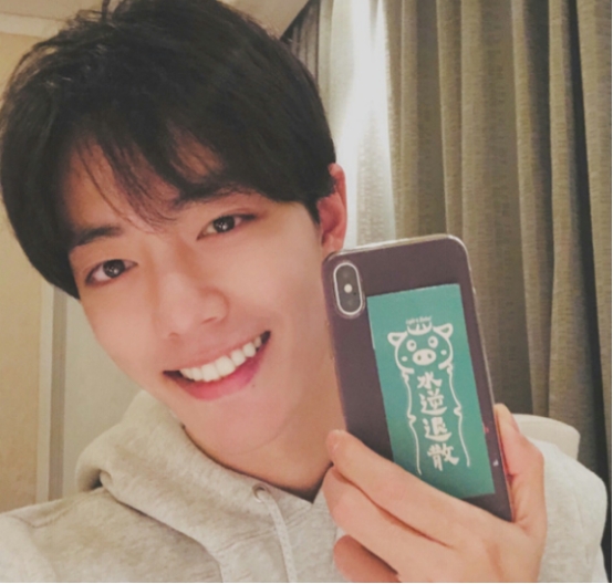 肖战|肖战连vlog都圈起来了，视频带上公益元素，董卿都在倡导它