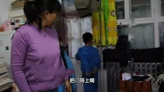 厨房|一女二男挤10㎡“棺材房”，吃喝拉撒零距离接触，女人换衣难避嫌