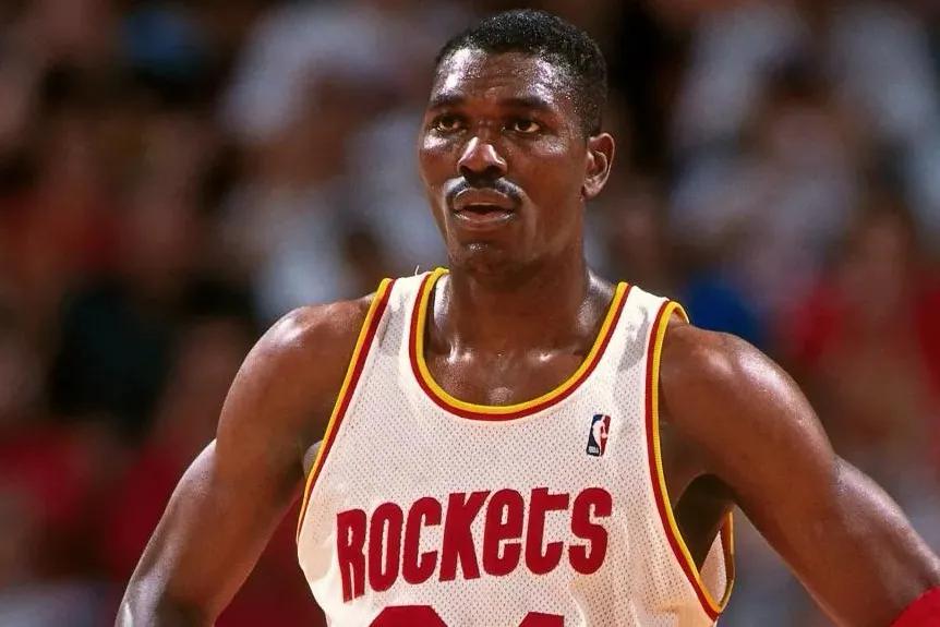 勒布朗·詹姆斯|太陽(yáng)播音員將詹姆斯比鄧肯魔術(shù)師喬丹等人進(jìn)行比較，詹姆斯更偉大