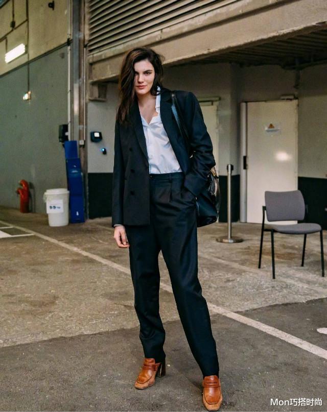 Mon巧搭时尚|年过50的女人，穿衣打扮别作妖，只要做到：不装嫩也不显老就好看
