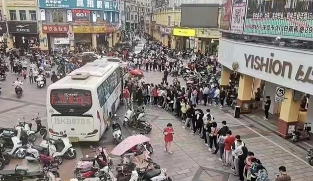 贯丹萱 广西北流：男子强闯幼儿园砍伤18人，血库告急市民排长队献血