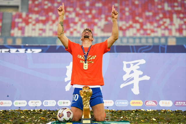 阿森纳|仅踢6场，独享中超冠军奖杯！最幸运外援诞生，34岁戴上金牌睡觉