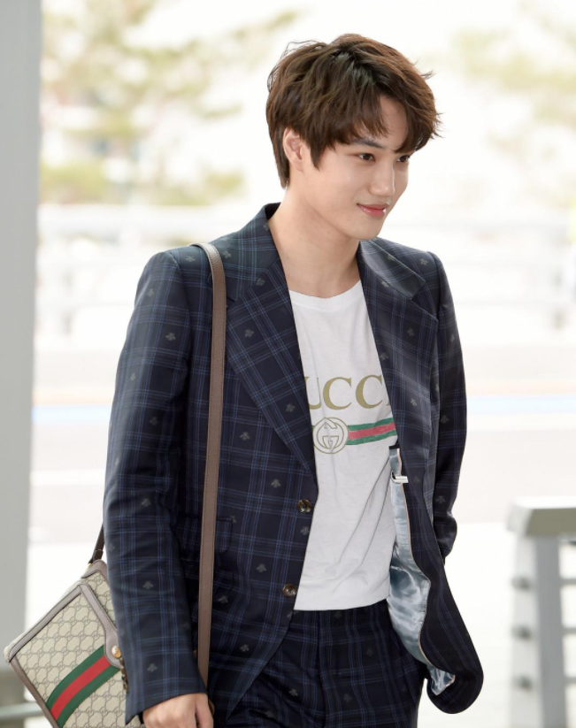 西装|50岁陈志朋瘦身成功，穿粉西装搭配“鸳鸯鞋”，帅回小虎队时代