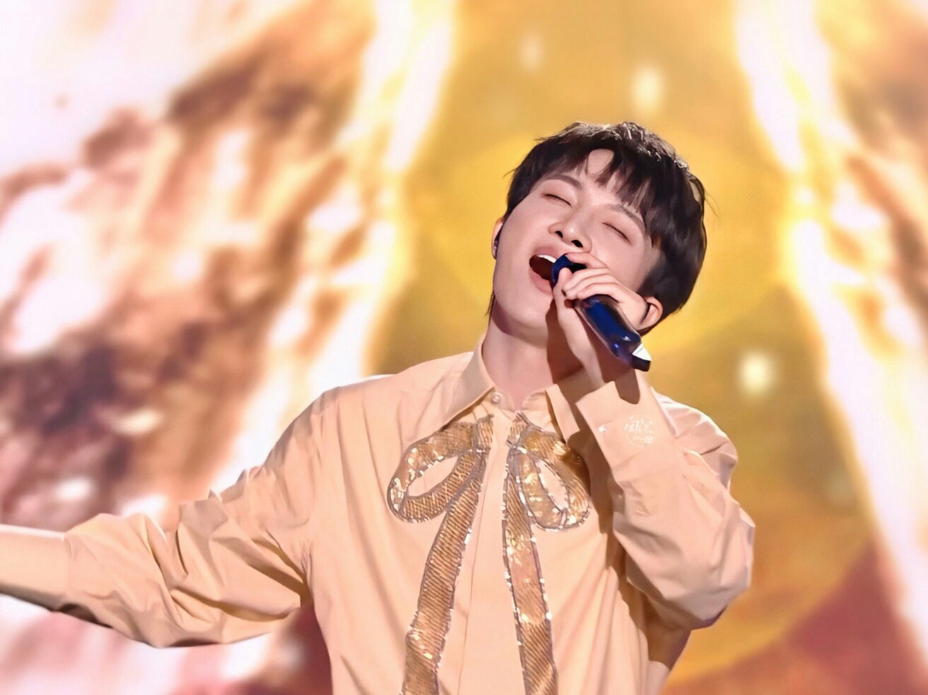 周深|被光拥抱，被歌声环绕，生米与周深的幸福时光，就是这么美妙