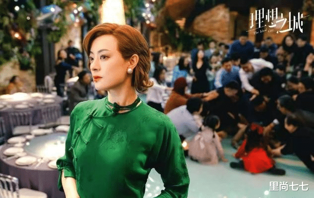 里尚七七|孙俪罕见穿公主裙，首次盘发戴皇冠暴露颜值短板，脸胖一圈太男相