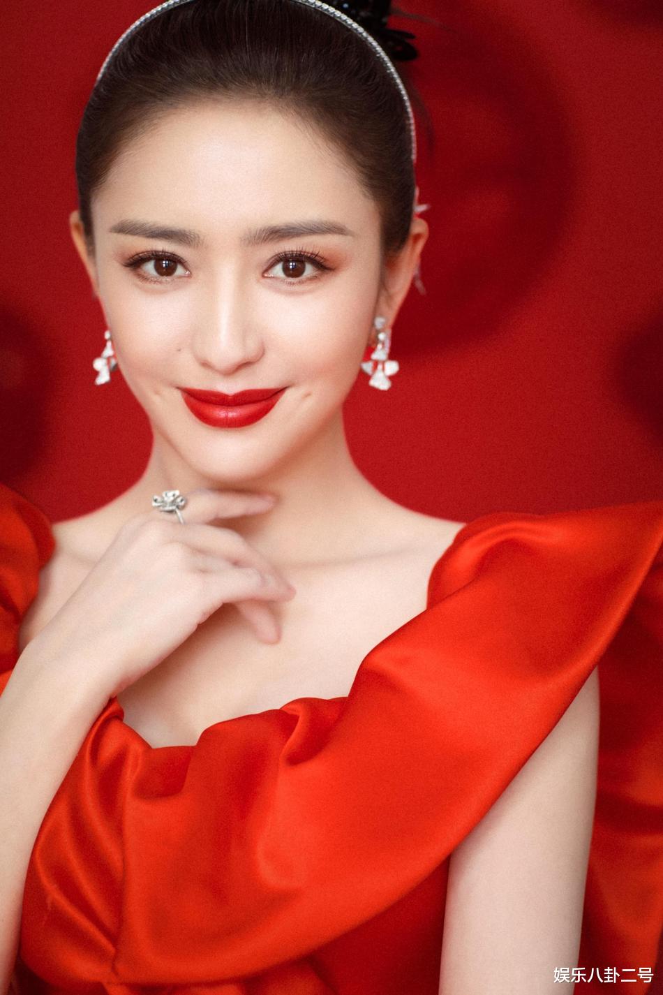 李思思|春晚：主持人李思思腰围登热搜，其实这对她来说，并不是一件好事