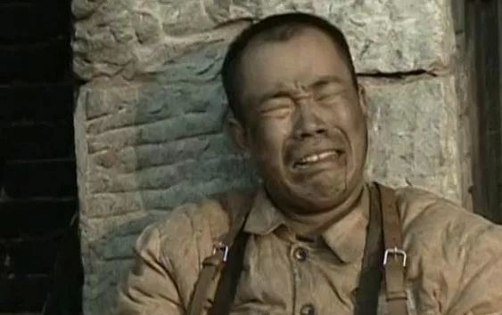 亮剑|亮剑：同样是王有胜守仓库，旧版得意洋洋，新版表情呆楞