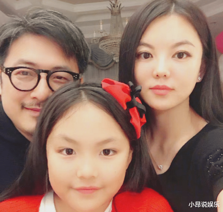 李湘|李湘意中人现身？两人全身穿满名牌很显眼，互动自然共同进出酒店