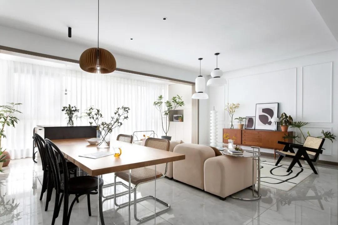 147㎡两居，随处可见的绿植搭配樱桃木，GET“盐系”美宅！