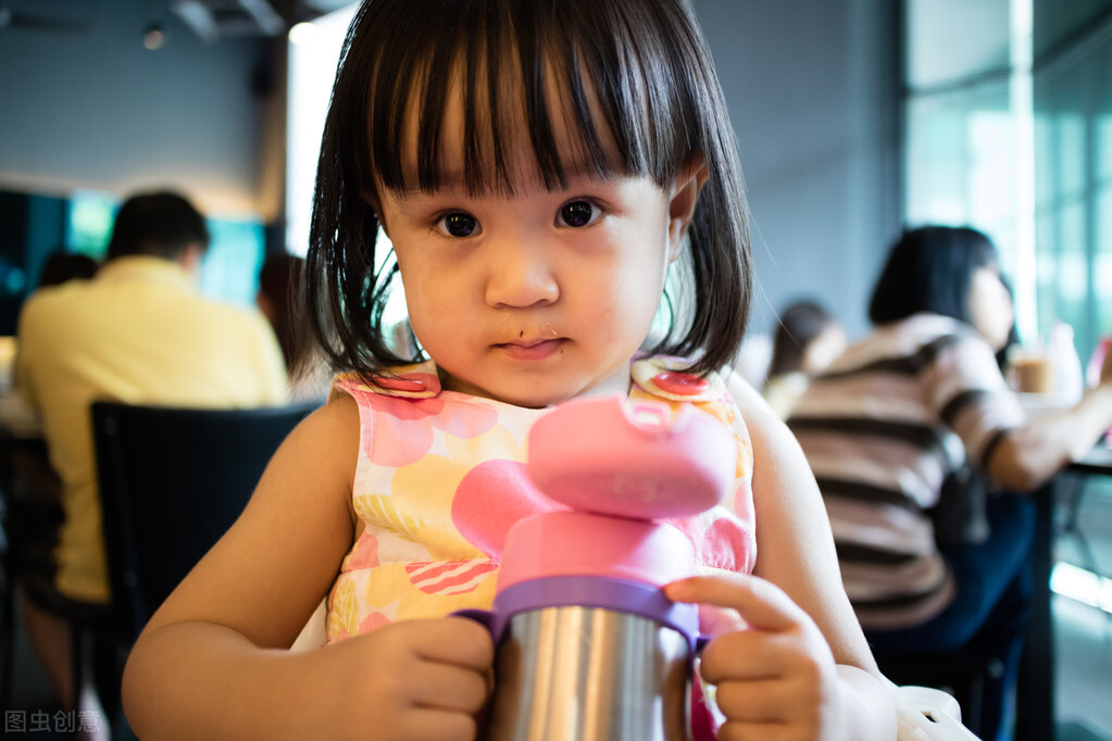 19种保温杯遭央视曝光!重金属超标热水进“毒水”出,家长需谨慎