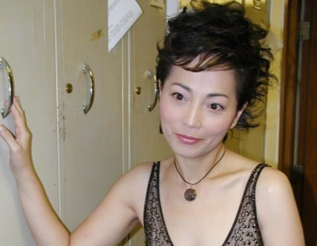 周星驰|吴孟达之后，周星驰又一御用配角病倒！57岁“石榴姐”入院