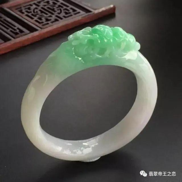 翡翠|翡翠冠镯，什么是冠镯？看看就知道了！