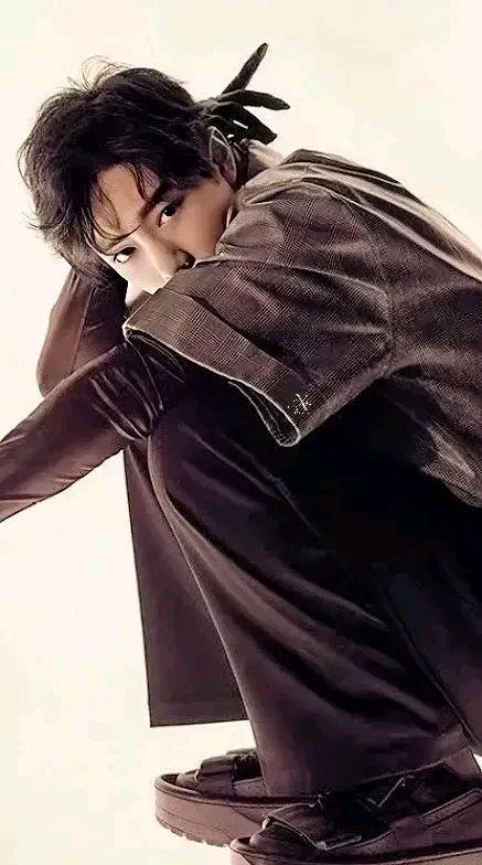 肖战|肖战，仅凭照片就令人念念不忘，风未动，云未动，是心在动！