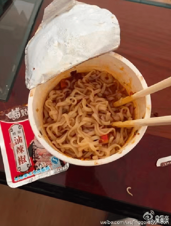 吴京|吴京晒剧组伙食火了，简单又管饱，忍不住点赞，网友：太接地气了