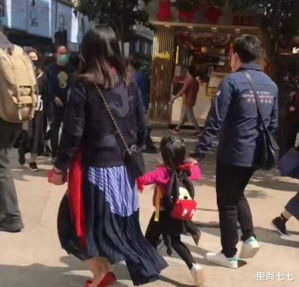 郭晶晶|郭晶晶一家三口逛街，她一身大牌显臃肿，二女儿背百元包打扮俏皮
