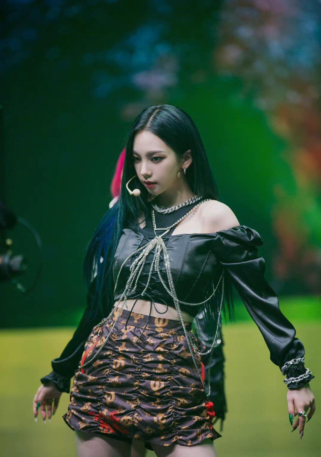 aespa|Girls On Top出道舞台对嘴假唱，aespa凭一己之力，让前辈不开麦