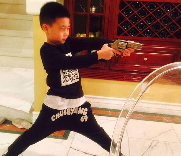 十万个家居为什么|晒晒林永健生活中的家,客厅全是儿子的钢琴和玩具,有点太宠溺了