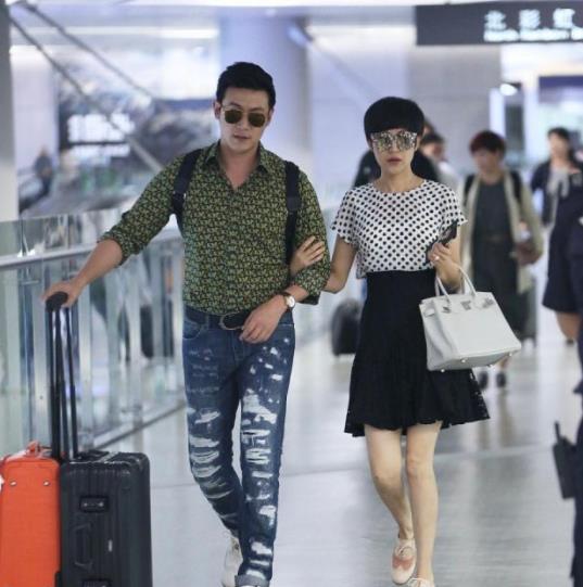 鲍蕾|陆毅夫妇亮相，鲍蕾波点裙装扮减龄又时尚，偎依老公身旁小鸟依人