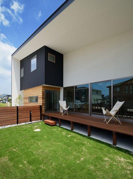 同样有个小院子，日本门前特意抬高铺甲板造斜坡，细节这么人性化