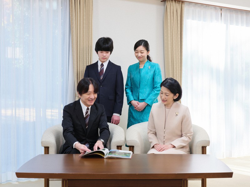 爱子公主 日本皇室新年全家福来啦！爱子公主盘起头发好美，却输给佳子公主