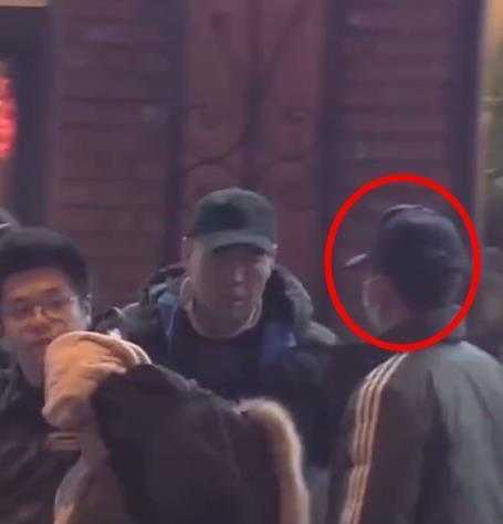 易烊千玺|偶遇易烊千玺下班，与吴京和陈凯歌约饭，走姿狂拽大佬范十足