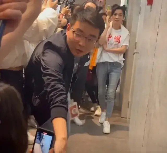 张庭|张庭豪砸300万包海岛，带员工疯玩四天三夜，引发当地人不满