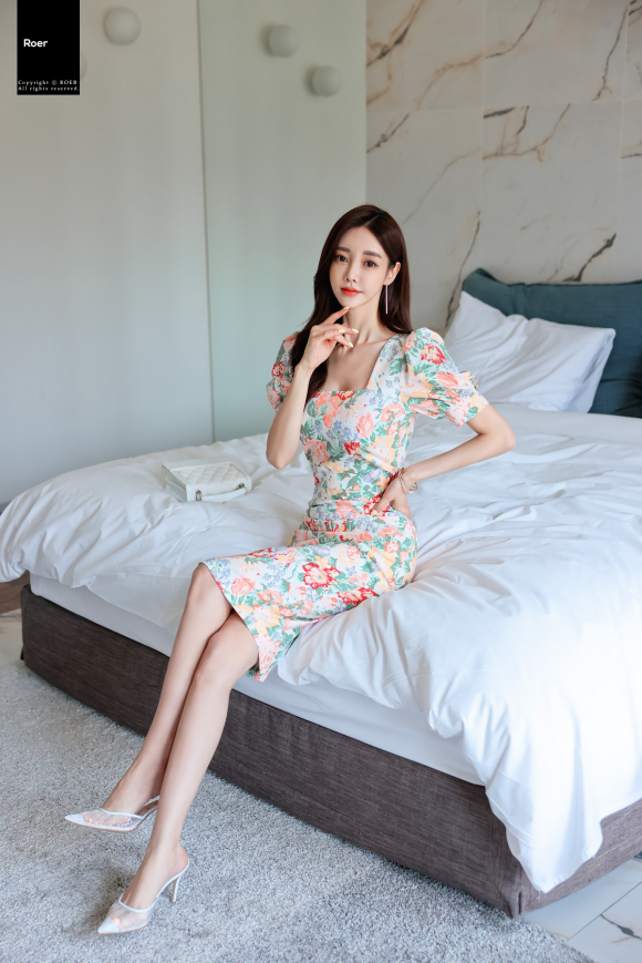 美图美景欣赏|2021最新孙允珠时尚写真：缤纷幻彩阿尔卑斯山谷碎花裙