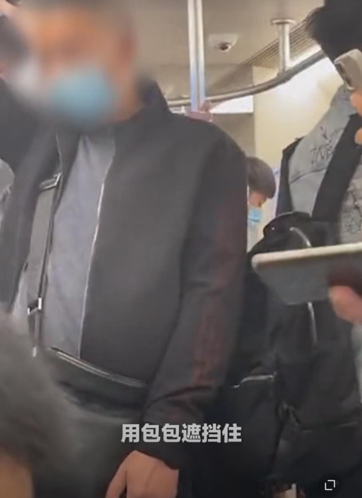 行星秘闻 四川:男子在地铁上露出下体,女乘客怒举报:“他太恶心了”