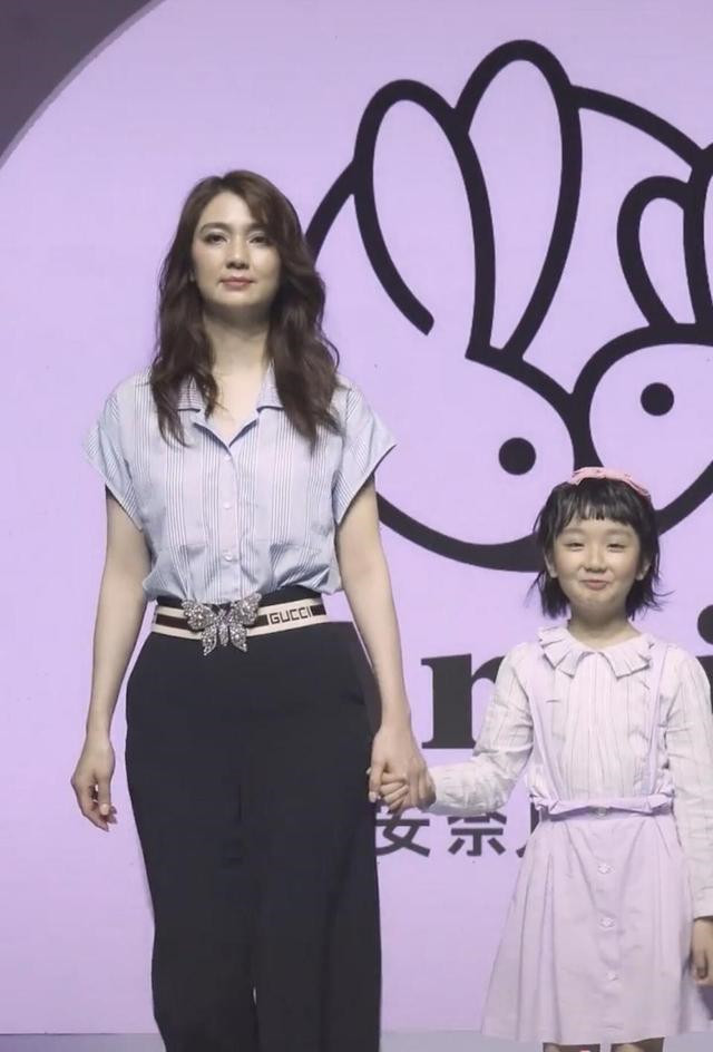 猫姐穿搭经|洪欣终究是“败”给了岁月，带娃走红毯肚腩明显，好在穿搭加分了