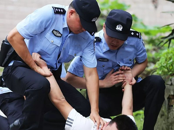 女子爱上有妇之夫,一段孽缘从此铸就,最终被乱刀砍死