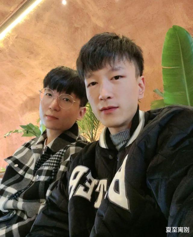 在长沙街头每天连唱4小时的年轻人:用着2万的设备,一晚收入0元