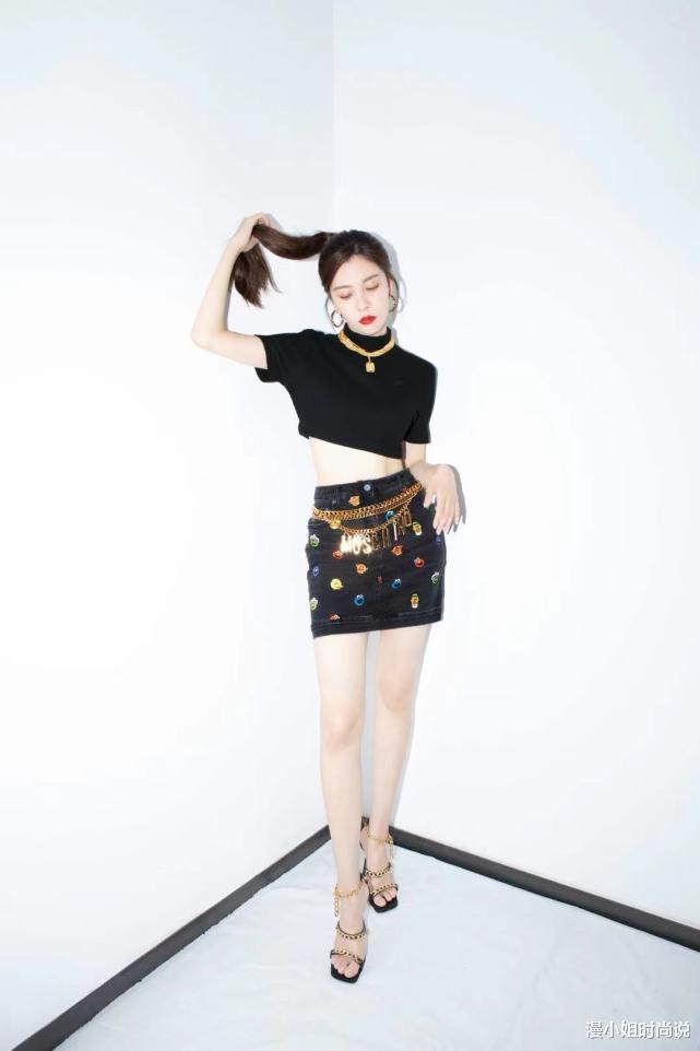 漫小姐时尚说 宋妍霏造型简单利落，气质上更优雅有魅力