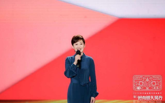 时尚丽人风行|冯小刚一家三口罕见露面！17岁养女变化大，长发披肩终于有美女样