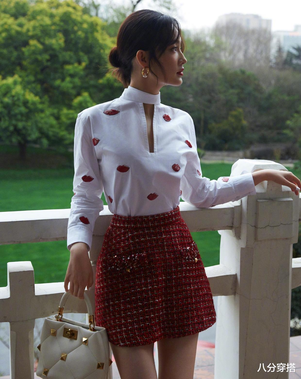 牛仔裤|李沁又“火”了，棕色上衣配阔腿牛仔裤潇洒利落，美得惊艳