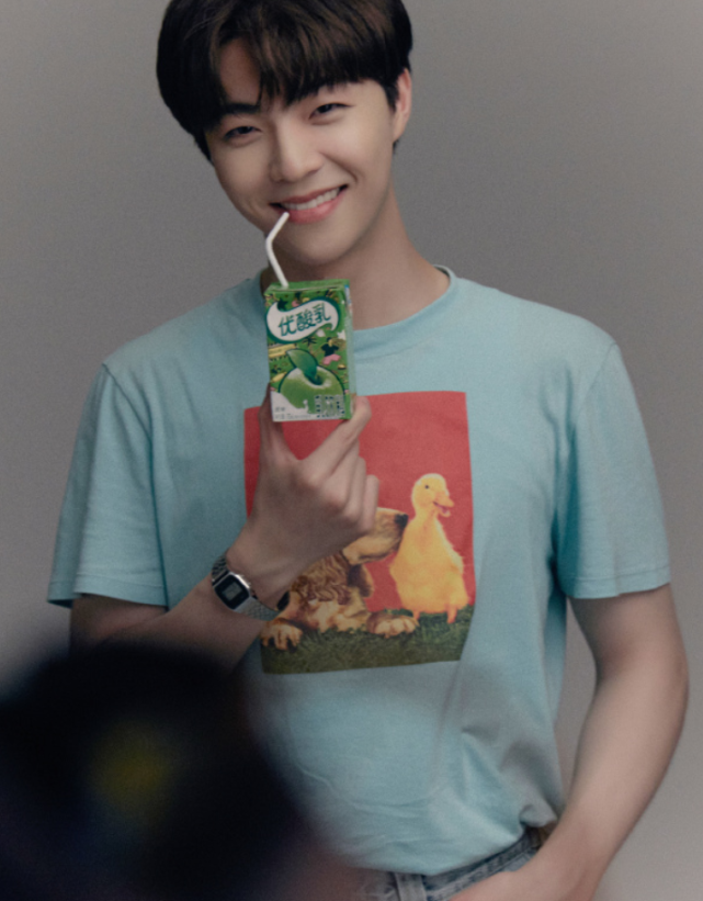 大时尚大观点|陈立农复古单车照释出,印花T恤青春活力,金丝框眼镜文艺范十足