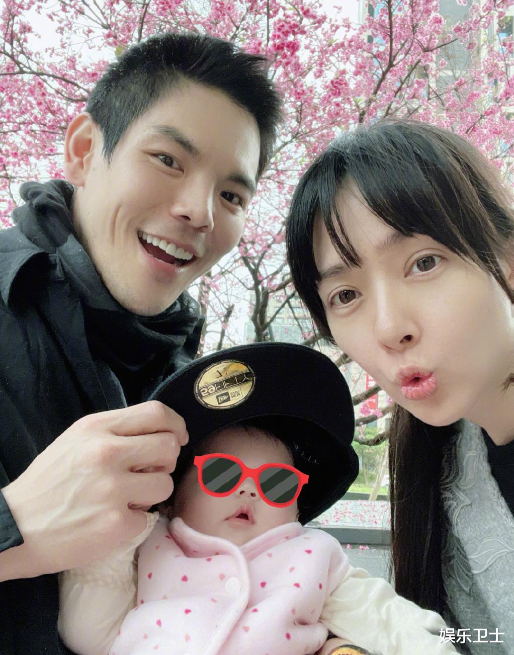 向佐|向佐一家饭后散步，郭碧婷光脚走路老公举动好暖，向华强抱孙女变慈祥爷爷