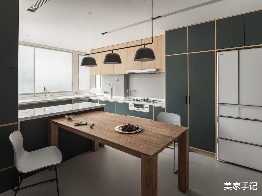 再买房，我一定学她家坚持沙发不靠墙，往前挪40公分，太有远见了