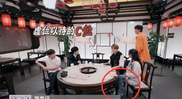 杨幂|杨幂挑战穿“长筒靴”，当坐下那刻，暴露了女明星的真实腿型